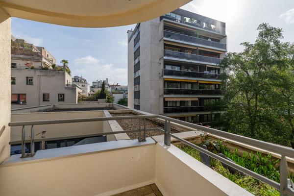 Élégant 3 pièces  totalement rénové, lumineux et au calme, avec loggias, parking & cave