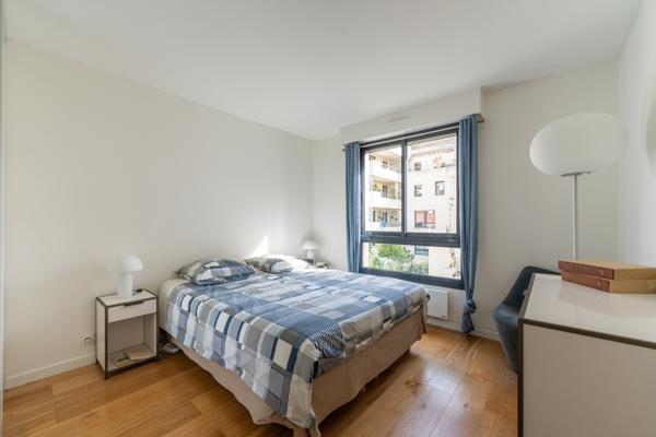 Élégant 3 pièces  totalement rénové, lumineux et au calme, avec loggias, parking & cave