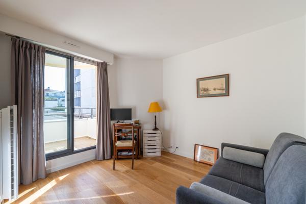 Élégant 3 pièces  totalement rénové, lumineux et au calme, avec loggias, parking & cave