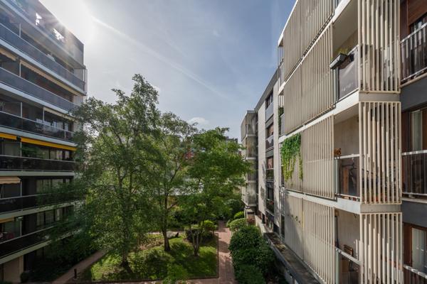 Élégant 3 pièces  totalement rénové, lumineux et au calme, avec loggias, parking & cave