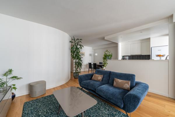 Élégant 3 pièces  totalement rénové, lumineux et au calme, avec loggias, parking & cave