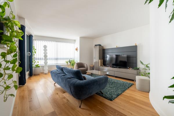 Élégant 3 pièces  totalement rénové, lumineux et au calme, avec loggias, parking & cave