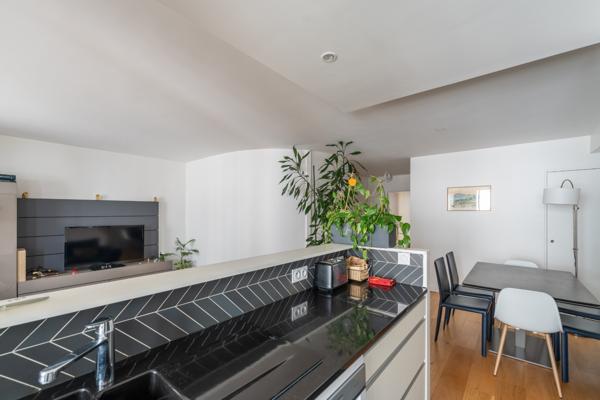 Élégant 3 pièces  totalement rénové, lumineux et au calme, avec loggias, parking & cave