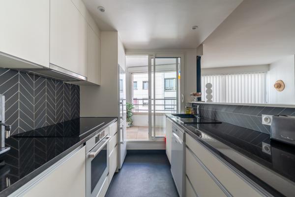 Élégant 3 pièces  totalement rénové, lumineux et au calme, avec loggias, parking & cave