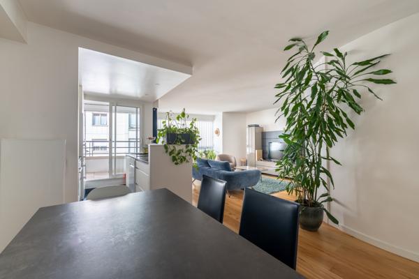 Élégant 3 pièces  totalement rénové, lumineux et au calme, avec loggias, parking & cave