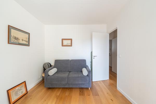 Élégant 3 pièces  totalement rénové, lumineux et au calme, avec loggias, parking & cave