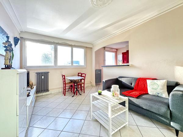 Appartement Nantes-53m2-2 CHAMBRES-ASCENSEUR-CAVE-STATIONNEMENT,  
Nantes 44100