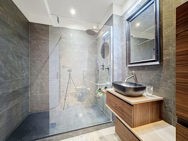 AVIGNON INTRA-MUROS - PLACE DU CHANGE - T4 MEUBLÉ DE 92 M²