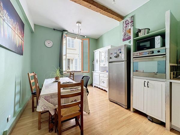 AVIGNON INTRA-MUROS - PLACE DU CHANGE - T4 MEUBLÉ DE 92 M²