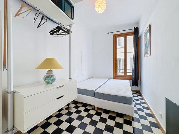 AVIGNON INTRA-MUROS - PLACE DU CHANGE - T4 MEUBLÉ DE 92 M²