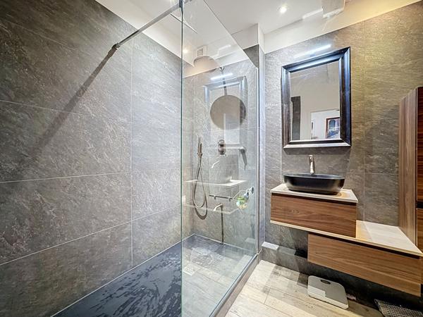 AVIGNON INTRA-MUROS - PLACE DU CHANGE - T4 MEUBLÉ DE 92 M²