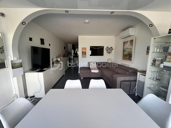 Charmant T2 de plus de 47 m² situé au 1er étage, bénéficiant d’une vue imprenable sur le lac du Bourget et la Dent du Chat. 
Le logement dispose d'une climatisation et d’un chauffage individuel par pompe à chaleur réversible, garantissant confort été comme hiver.
Entièrement rénové avec goût. Idéalement pour de la location courte durée ou résidence principale.

Il se compose de la manière suivante :
Une entrée accueillante,
Une salle de bains fonctionnelle,
Un WC séparé avec rangements,
Une chambre équipée d’un grand dressing avec portes miroir,
Une cuisine lumineuse, aménagée et entièrement équipée : plaque électrique 2 feux, hotte, four, réfrigérateur et lave-vaisselle,
Un espace buanderie.
Un couchage supplémentaire intégré dans le couloir grâce à un lit coffre une place, pratique et discret,
Une belle pièce de vie pleine de charme avec son arcade donnant sur une large baie vitrée s'ouvre sur une vue exceptionnelle, apportant une belle luminosité à l’ensemble de l’appartement.

À VISITER SANS TARDER !