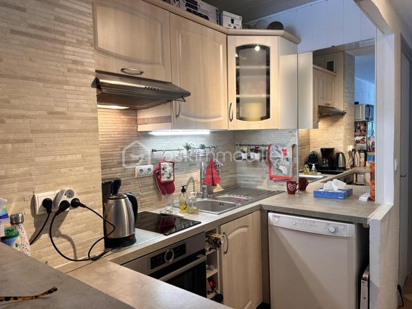 Charmant T2 de plus de 47 m² situé au 1er étage, bénéficiant d’une vue imprenable sur le lac du Bourget et la Dent du Chat. 
Le logement dispose d'une climatisation et d’un chauffage individuel par pompe à chaleur réversible, garantissant confort été comme hiver.
Entièrement rénové avec goût. Idéalement pour de la location courte durée ou résidence principale.

Il se compose de la manière suivante :
Une entrée accueillante,
Une salle de bains fonctionnelle,
Un WC séparé avec rangements,
Une chambre équipée d’un grand dressing avec portes miroir,
Une cuisine lumineuse, aménagée et entièrement équipée : plaque électrique 2 feux, hotte, four, réfrigérateur et lave-vaisselle,
Un espace buanderie.
Un couchage supplémentaire intégré dans le couloir grâce à un lit coffre une place, pratique et discret,
Une belle pièce de vie pleine de charme avec son arcade donnant sur une large baie vitrée s'ouvre sur une vue exceptionnelle, apportant une belle luminosité à l’ensemble de l’appartement.

À VISITER SANS TARDER !