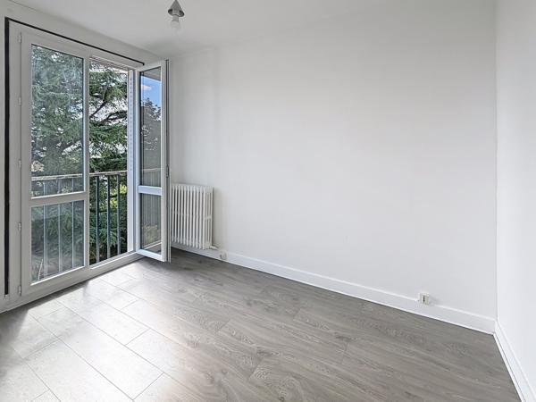 RÉSIDENCE PIERREFITTE – Appartement F3 de 55.05 m² AU DERNIER ÉTAGE – CALME ET VERDURE