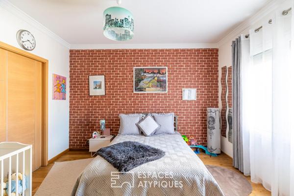 La villa contemporaine avec jardin paysager et dépendances