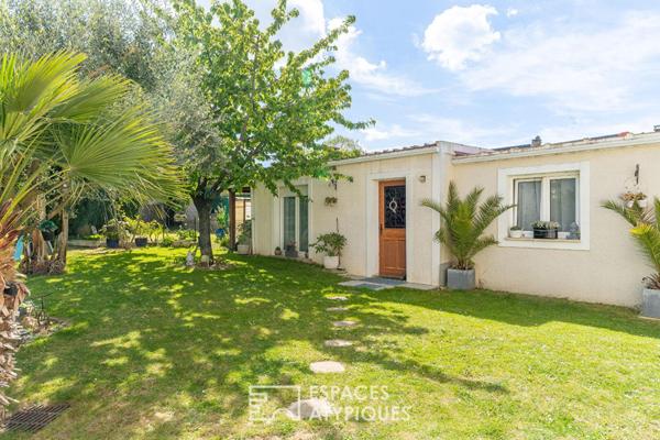 La villa contemporaine avec jardin paysager et dépendances