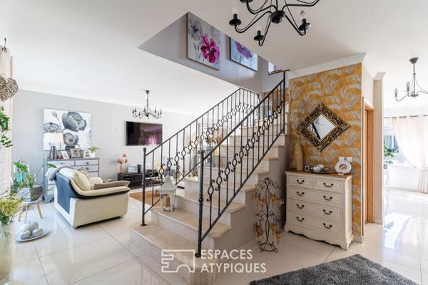 La villa contemporaine avec jardin paysager et dépendances