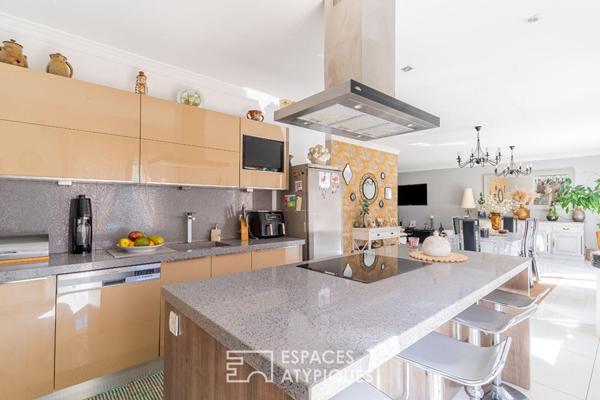 La villa contemporaine avec jardin paysager et dépendances
