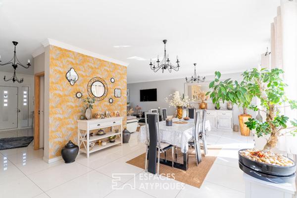 La villa contemporaine avec jardin paysager et dépendances