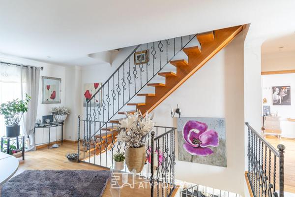 La villa contemporaine avec jardin paysager et dépendances