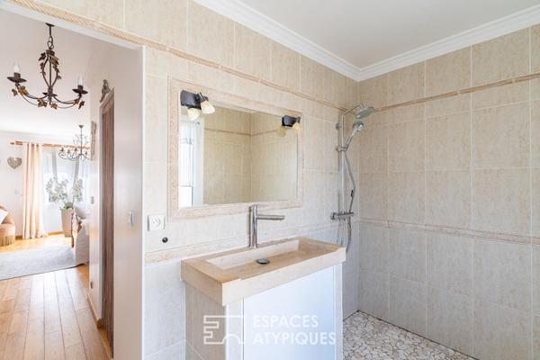 La villa contemporaine avec jardin paysager et dépendances