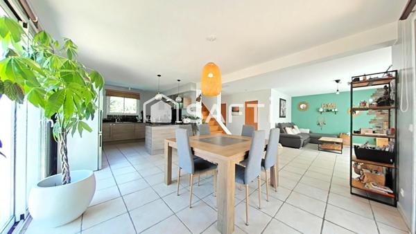 Maison familiale 4 chambres dont une suite parentale- 3 faces- garage- quartier des "Meravelles"