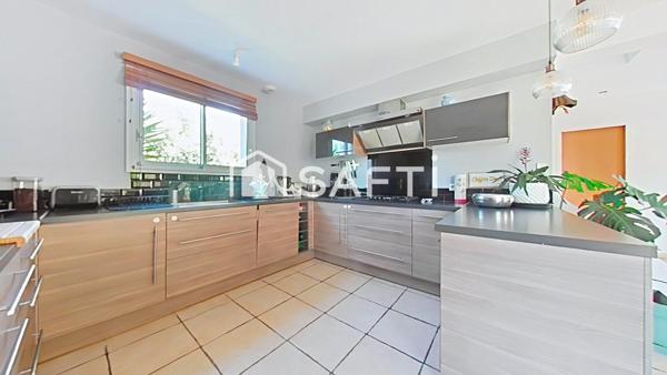 Maison familiale 4 chambres dont une suite parentale- 3 faces- garage- quartier des "Meravelles"
