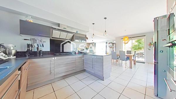Maison familiale 4 chambres dont une suite parentale- 3 faces- garage- quartier des "Meravelles"