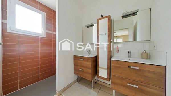 Maison familiale 4 chambres dont une suite parentale- 3 faces- garage- quartier des "Meravelles"