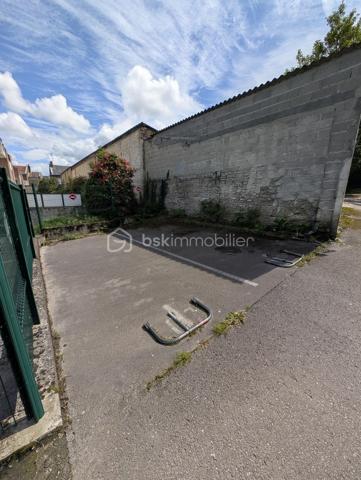 🚗⚡ À VENDRE, PLACE DE PARKING AVEC POSSIBILITÉ DE BORNE DE RECHARGE ÉLECTRIQUE, SECTEUR RUE SAINT-HONORÉ ⚡🚗

Située rue du Tour de Ville, secteur rue Saint-Honoré, place de parking de 20 m² à vendre

📏 Dimensions :
• Largeur : 3,10 m
• Longueur : 6,60 m

✅ Possibilité d’acquérir une ou deux places côte à côte.

⚡ Installation de borne de recharge pour véhicule électrique possible : accord déjà voté en Assemblée Générale de copropriété.

💶 Charges de copropriété : 78 €/an par place.

💰 Prix : 11 500 € FAI la place.


📩 Pour plus d’informations, merci de me contacter.