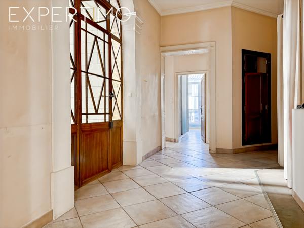 Lunel (34400) IMMEUBLE D'ENVIRON 535 m2 en R+2