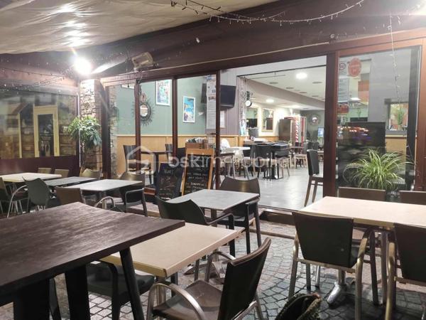 Vous recherchez un établissement avec un véritable potentiel de développement dans un secteur dynamique et recherché ? 
Cette brasserie / fonds de commerce bar située au cœur du Pradet représente une opportunité à ne pas laisser passer.

Idéalement implantée à deux pas des commerces de proximité et dans l’un des secteurs les plus fréquentés de la commune, cet établissement bénéficie d’un emplacement stratégique offrant une visibilité optimale et une fréquentation régulière tout au long de l’année.

L’établissement comprend :
✔ Une grande terrasse extérieure pouvant accueillir plus de 70 couverts
✔ Une salle intérieure ainsi qu’une terrasse fermée totalisant environ 50 couverts supplémentaires
✔ Une cuisine entièrement équipée et parfaitement adaptée à une activité de restauration sur place
✔ Une configuration idéale permettant également l’organisation d’événements privés, repas de groupe ou soirées à thème
✔ Un bail commercial stable en place
✔ De nombreuses places de stationnement à proximité immédiate
✔ Atout supplémentaire : espace PMU intégré, créant une clientèle récurrente et une activité soutenue au quotidien

Cet établissement offre de nombreuses possibilités de développement : brasserie, restaurant à thème, bar à ambiance ou encore activité de traiteur événementiel.

Son excellente rentabilité et son fort potentiel en font une opportunité idéale pour un professionnel du secteur ou un investisseur souhaitant développer une activité prometteuse.

📉 Ancien prix : 810 000 €
✨ Nouveau prix : 775 000 €

Et surtout : se positionner dès maintenant permet de profiter d’une période clé avant la forte saison, avec une passation facilitée et un accompagnement des dirigeants actuels pendant une période stratégique d’activité.

Une affaire avec un véritable potentiel de croissance. Ne laissez pas passer cette occasion.

📞 Contactez-moi pour davantage d’informations au 07 45 05 29 94.