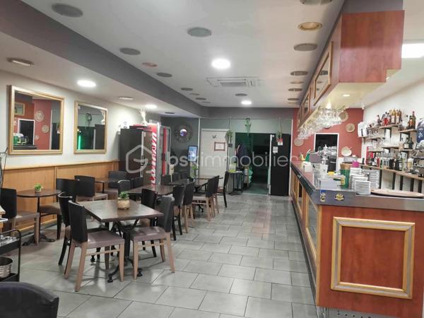 Vous recherchez un établissement avec un véritable potentiel de développement dans un secteur dynamique et recherché ? 
Cette brasserie / fonds de commerce bar située au cœur du Pradet représente une opportunité à ne pas laisser passer.

Idéalement implantée à deux pas des commerces de proximité et dans l’un des secteurs les plus fréquentés de la commune, cet établissement bénéficie d’un emplacement stratégique offrant une visibilité optimale et une fréquentation régulière tout au long de l’année.

L’établissement comprend :
✔ Une grande terrasse extérieure pouvant accueillir plus de 70 couverts
✔ Une salle intérieure ainsi qu’une terrasse fermée totalisant environ 50 couverts supplémentaires
✔ Une cuisine entièrement équipée et parfaitement adaptée à une activité de restauration sur place
✔ Une configuration idéale permettant également l’organisation d’événements privés, repas de groupe ou soirées à thème
✔ Un bail commercial stable en place
✔ De nombreuses places de stationnement à proximité immédiate
✔ Atout supplémentaire : espace PMU intégré, créant une clientèle récurrente et une activité soutenue au quotidien

Cet établissement offre de nombreuses possibilités de développement : brasserie, restaurant à thème, bar à ambiance ou encore activité de traiteur événementiel.

Son excellente rentabilité et son fort potentiel en font une opportunité idéale pour un professionnel du secteur ou un investisseur souhaitant développer une activité prometteuse.

📉 Ancien prix : 810 000 €
✨ Nouveau prix : 775 000 €

Et surtout : se positionner dès maintenant permet de profiter d’une période clé avant la forte saison, avec une passation facilitée et un accompagnement des dirigeants actuels pendant une période stratégique d’activité.

Une affaire avec un véritable potentiel de croissance. Ne laissez pas passer cette occasion.

📞 Contactez-moi pour davantage d’informations au 07 45 05 29 94.