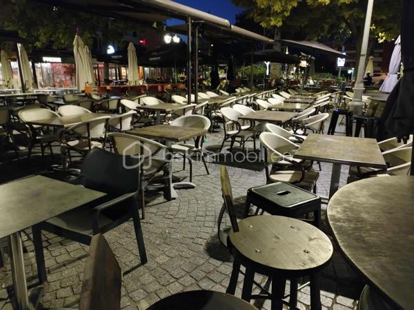 Vous recherchez un établissement avec un véritable potentiel de développement dans un secteur dynamique et recherché ? 
Cette brasserie / fonds de commerce bar située au cœur du Pradet représente une opportunité à ne pas laisser passer.

Idéalement implantée à deux pas des commerces de proximité et dans l’un des secteurs les plus fréquentés de la commune, cet établissement bénéficie d’un emplacement stratégique offrant une visibilité optimale et une fréquentation régulière tout au long de l’année.

L’établissement comprend :
✔ Une grande terrasse extérieure pouvant accueillir plus de 70 couverts
✔ Une salle intérieure ainsi qu’une terrasse fermée totalisant environ 50 couverts supplémentaires
✔ Une cuisine entièrement équipée et parfaitement adaptée à une activité de restauration sur place
✔ Une configuration idéale permettant également l’organisation d’événements privés, repas de groupe ou soirées à thème
✔ Un bail commercial stable en place
✔ De nombreuses places de stationnement à proximité immédiate
✔ Atout supplémentaire : espace PMU intégré, créant une clientèle récurrente et une activité soutenue au quotidien

Cet établissement offre de nombreuses possibilités de développement : brasserie, restaurant à thème, bar à ambiance ou encore activité de traiteur événementiel.

Son excellente rentabilité et son fort potentiel en font une opportunité idéale pour un professionnel du secteur ou un investisseur souhaitant développer une activité prometteuse.

📉 Ancien prix : 810 000 €
✨ Nouveau prix : 775 000 €

Et surtout : se positionner dès maintenant permet de profiter d’une période clé avant la forte saison, avec une passation facilitée et un accompagnement des dirigeants actuels pendant une période stratégique d’activité.

Une affaire avec un véritable potentiel de croissance. Ne laissez pas passer cette occasion.

📞 Contactez-moi pour davantage d’informations au 07 45 05 29 94.
