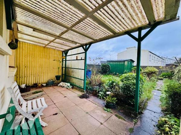 BREST LAMBEZELLEC. À proximité immédiate du parc Kerallan.
Beaucoup de potentiel pour ce pavil...