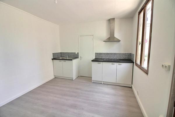 maison 2 pièces de 35 m2 en plain-pied avec cave et parking à vendre à Carrières sous Poissy au prix de 144000 euros