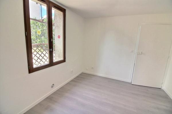 maison 2 pièces de 35 m2 en plain-pied avec cave et parking à vendre à Carrières sous Poissy au prix de 144000 euros