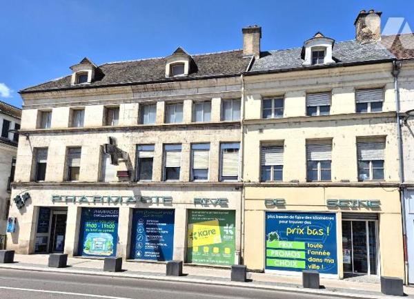Investisseurs : Sur la place et l'artère principale, en plein centre de Chatillon sur Seine, Im...