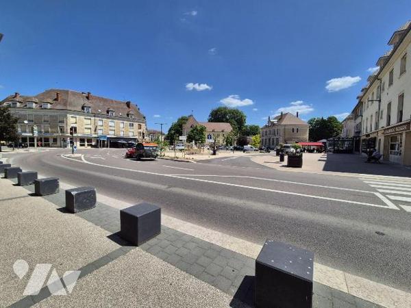 Investisseurs : Sur la place et l'artère principale, en plein centre de Chatillon sur Seine, Im...