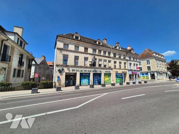 Investisseurs : Sur la place et l'artère principale, en plein centre de Chatillon sur Seine, Im...