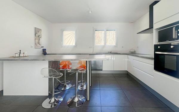 Maison à louer    5 pièces •  Atur