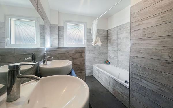 Maison à louer    5 pièces •  Atur