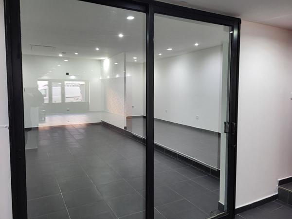 Local commercial - 4 pièces - 103 m²