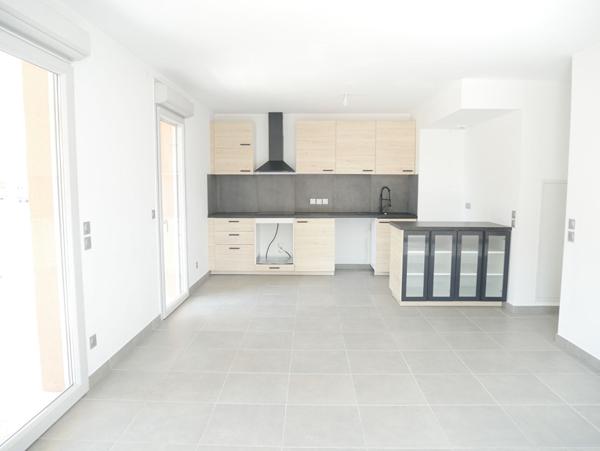 Résidence récente 2023 centre village Appartement T3 de 64.99 m² avec grande terrasse de 20.35 m² et 2 places de parking en sous-sol