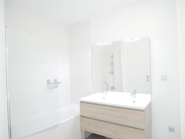 Résidence récente 2023 centre village Appartement T3 de 64.99 m² avec grande terrasse de 20.35 m² et 2 places de parking en sous-sol