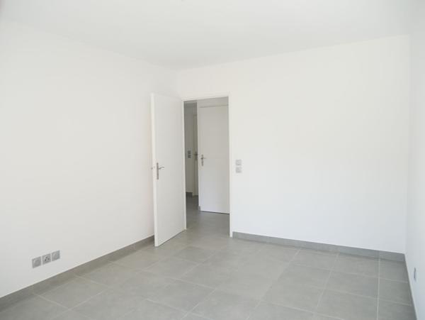 Résidence récente 2023 centre village Appartement T3 de 64.99 m² avec grande terrasse de 20.35 m² et 2 places de parking en sous-sol