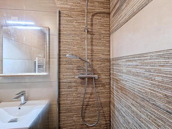 Appartement T2 de 44m² avec un balcon dans une résidence sécurisée proche des commerces