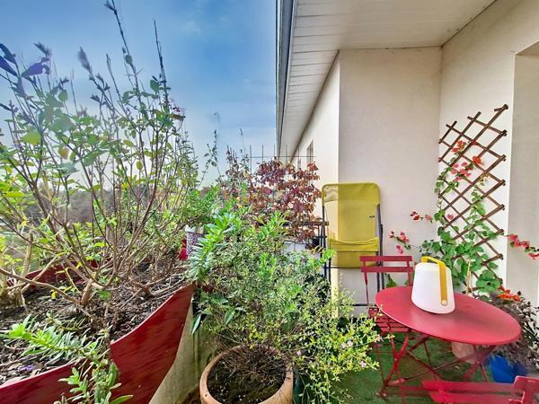 Appartement T2 de 44m² avec un balcon dans une résidence sécurisée proche des commerces