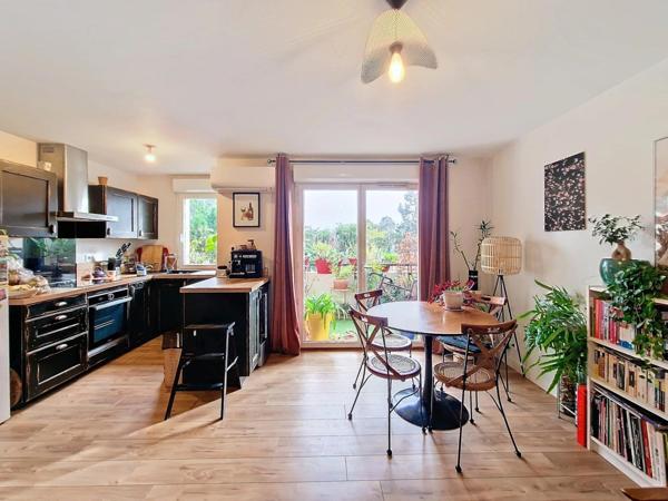 Appartement T2 de 44m² avec un balcon dans une résidence sécurisée proche des commerces