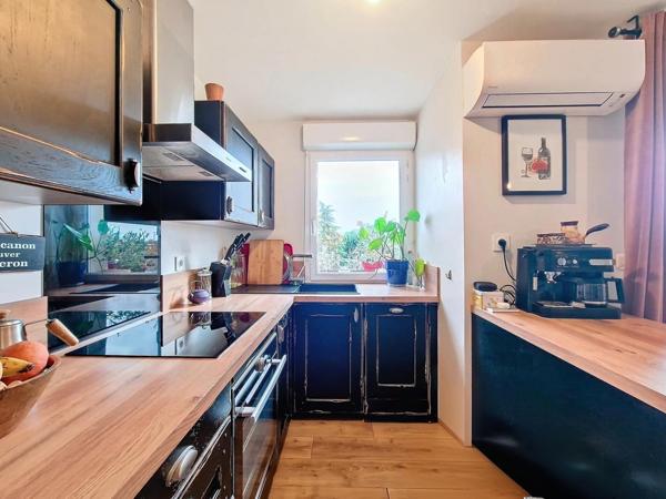 Appartement T2 de 44m² avec un balcon dans une résidence sécurisée proche des commerces